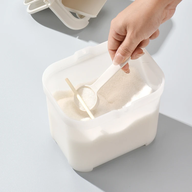 Measuring spoon in gravity-activated compartment.